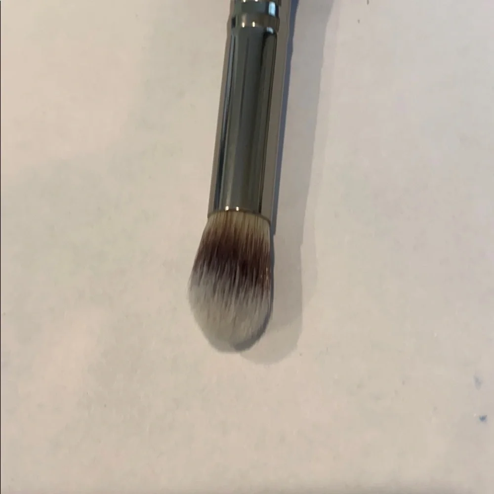 it cosmetics Dual-Ended Foundation & Concealer Brush in Black and Silver